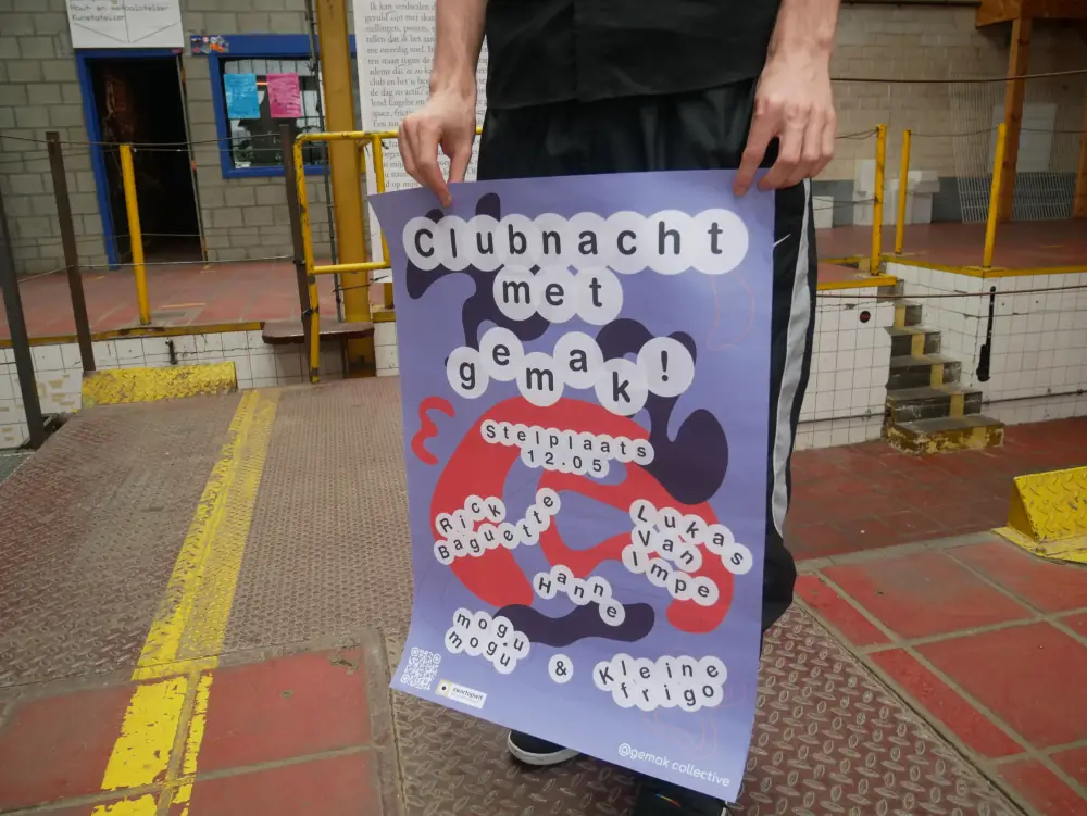 Person holding Clubnacht met gemak! poster