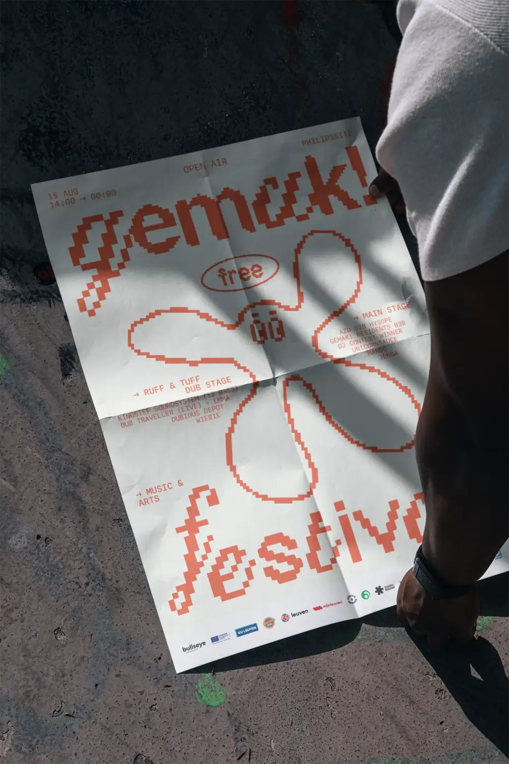 Affiche voor gemak! festival buiten opgehangen